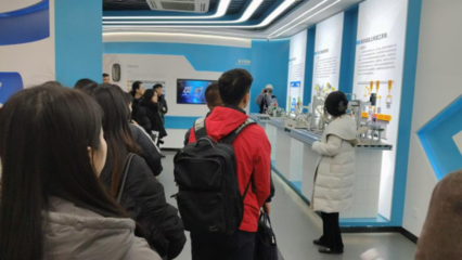 沉浸式触摸科创脉动，场景化激活教学新思——大学科技园开展泸职院新教师走进科技园研学活动